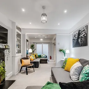  Holiday home Pier Place - By My Getaways